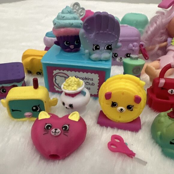 Shopkins Shoppies Pommie Shop Doll 5" with Various Figures and Furniture Lot - Picture 4 of 10